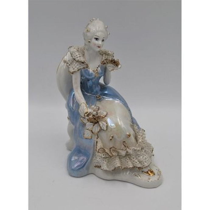 Piękna porcelanowa figurka