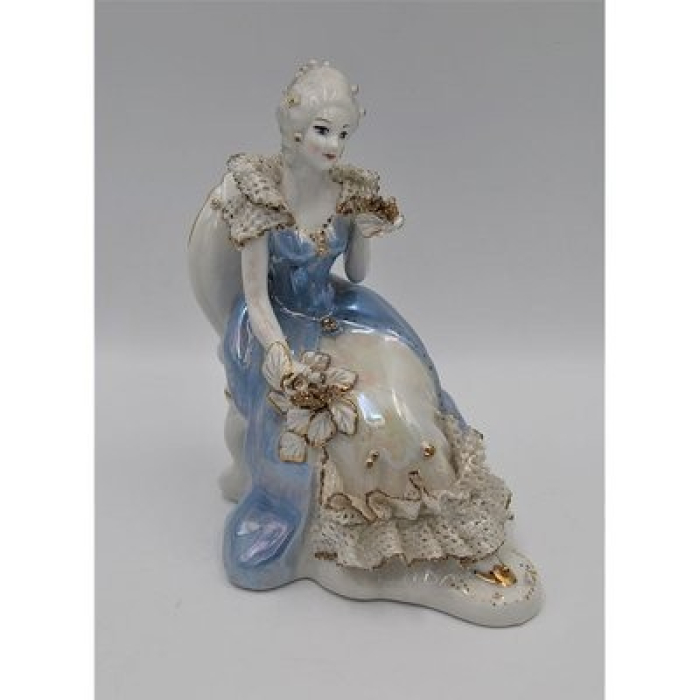 Piękna porcelanowa figurka