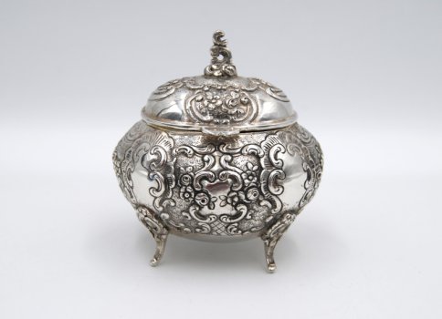 Cukiernica z przykrywką srebro pr. 800 rokoko