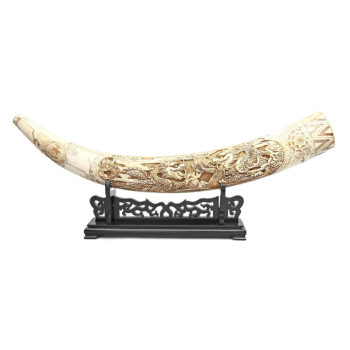 Kość z rzeźbionymi smokami i dekoracjami